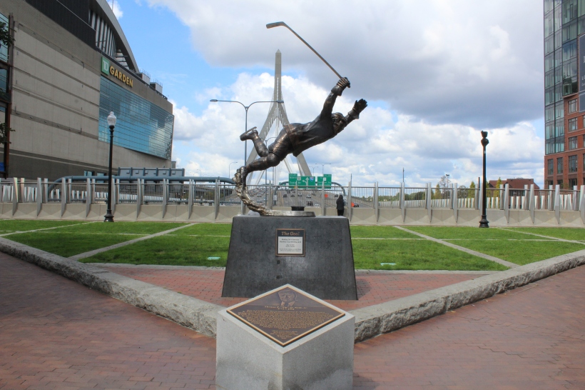 Bobby_Orr_statue.jpg
